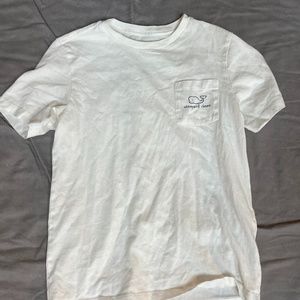 white vineyard vines tee